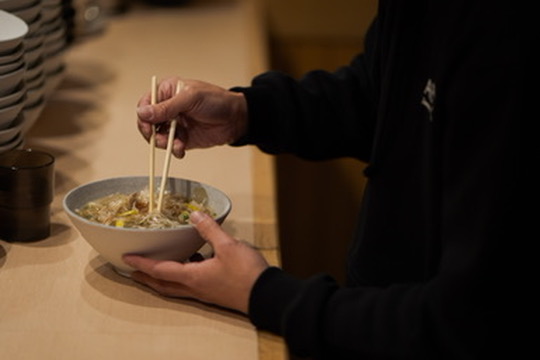 立ち食いでそばを楽しむ様子