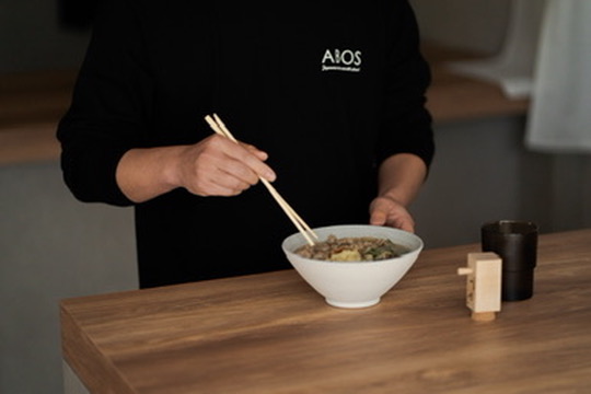 立ち食いスタイルでそばを食べる様子