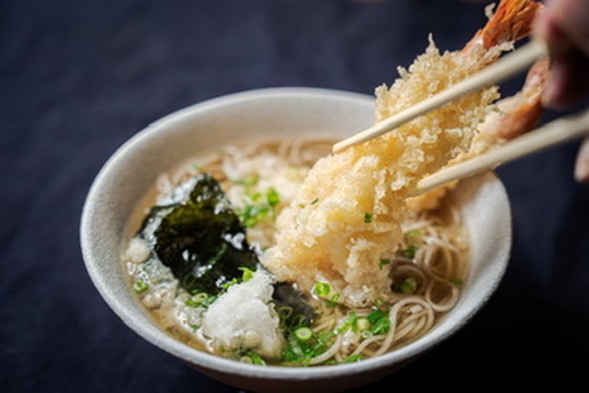 揚げたて天ぷらをのせたそば