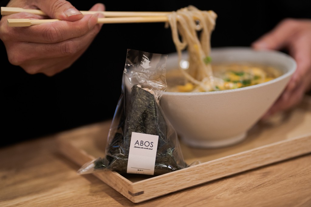 そばを持ち上げる一杯